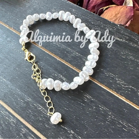 Faux Pearls and gold adjustable rope chain in gold bracelet - Picture 1 of 3